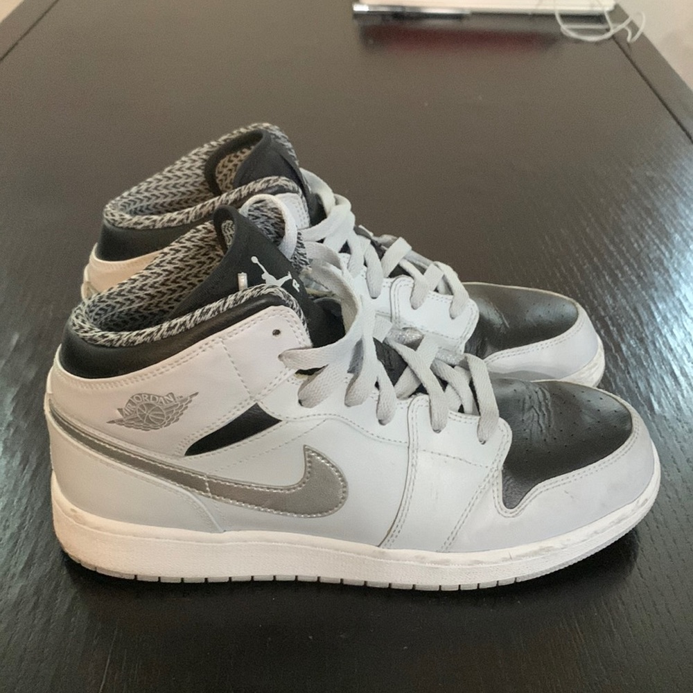 Air Jordan 1 mid tops- 6.5Y